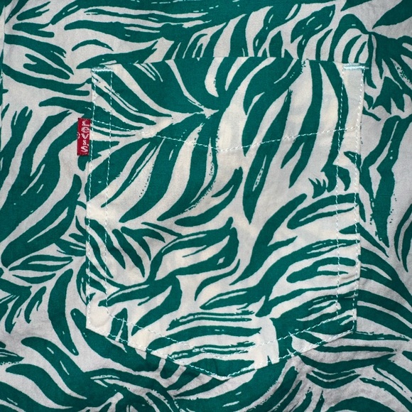 Levi’s leaf button down 🌿 - Picture 6 of 8